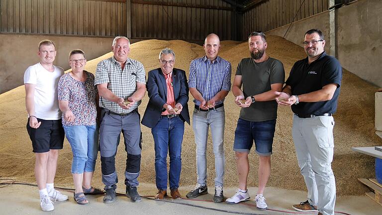 Johannes, Gertrud und Alfons Konrad, Herbert Siedler (Bereichsleiter Landwirtschaft vom AELF), Martin Konrad, Michael Stolzenberger (Kreisobmann BBV) und Wilfried Distler (Geschäftsführer BBV Würzburg) tauschten sich zur diesjährigen Ernte aus. Im Hintergrund die Ernteergebnisse der Wintergerste der Familie Konrad. Johannes, Gertrud und Alfons Konrad, Herbert Siedler (Bereichsleiter Landwirtschaft vom AELF), Martin Konrad, Michael Stolzenberger (Kreisobmann BBV) und Wilfried Distler (Geschäftsführer BBV Würzburg) tauschten sich zur diesjährigen Ernte aus. Im Hintergrund die Ernteergebnisse der Wintergerste der Familie Konrad.