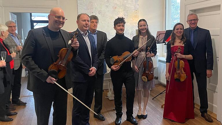 Bei der Eröffnung der Internationalen Violinakademie in Kitzingen spielten die Meierott-Schüler Lucius und Merle Koeth (4. und 5. von links) aus Gerbrunn.