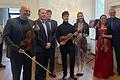 Bei der Eröffnung der Internationalen Violinakademie in Kitzingen spielten die Meierott-Schüler Lucius und Merle Koeth (4. und 5. von links) aus Gerbrunn.