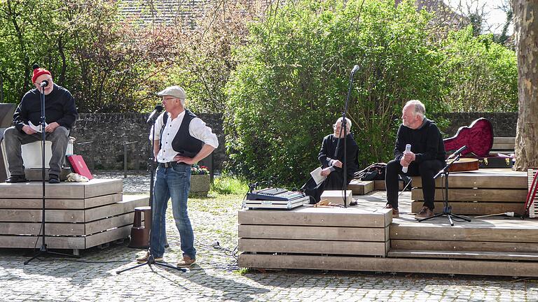 Musikalisch wurde die Eröffnung begleitet von Michael Aust und Thomas Reuter, die Lesung „Fahrt mit dem Narrenschiff“ übernahmen Bruder Thomas Morus und Teresa Günther, deren Texte Armin Hackl zusammengestellt hatte. Musikalisch wurde die Eröffnung begleitet von Michael Aust und Thomas Reuter, die Lesung „Fahrt mit dem Narrenschiff“ übernahmen Bruder Thomas Morus und Teresa Günther, deren Texte Armin Hackl zusammengestellt hatte.