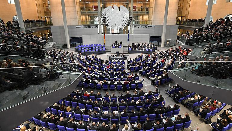 Wie das Publikum im Deutschen Bundestag wahrscheinlich die darin vertretenen Parteien bewertet, so ordnen auch Nutzerinnen und Nutzer von Medien deren politische Inhalte ein.