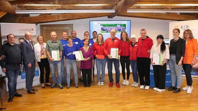 Ehrung für außerordentliches Engagement in der Jugendarbeit (von links): Wolfgang Winter (KJR), Landrat Wilhelm Schneider, stellvertretende Landrätin Birgit Bayer, Egbert Hahn, die Helfer des Kinder- und Jugendzeltlagers der Pfarrgemeinde Sankt Laurentius in Ebern, Jugendamtsleiter Christoph Schramm, die Sportler der Judo-Abteilung der SG Eltmann, Dagmar Keenan, Theresa Fleischmann (Kommunale Jugendbeauftragte) und Schulamtsdirektorin Susanne Vodde.