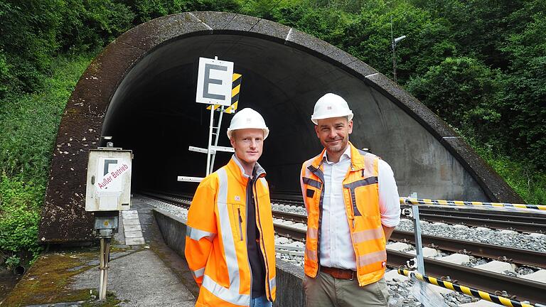 Am Mühlbergtunnel der ICE-Strecke bei Wiesenfeld entsteht ein neuer Rettungsplatz. Die Projektingenieure Philipp Petri und Thorben Freidank vor dem Mühlbergtunnel.