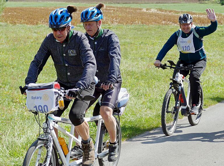 18 Radler nahmen gemeinsam die 'Präsidentenrunde' von Karlstadt bis Kleinwernfeld unter die Pedale. Voran das Tandemduo Michael Kuhnt und Karlheinz Babinsky.