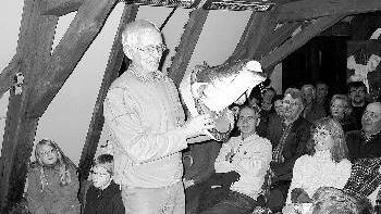 Hat so manche Sage einen       -  Hat so manche Sage einen wahren Kern? Rudolf Mauder zeigte zur Sage
über den Riesenfisch im Frickenhäuser See den präparierten Kopf eines
Welses, der dort im Mai 2001 gefangen wurde.