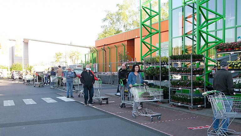 Die Schlange vor dem Baumarkt halt sich kurz vor der Wiedereröffnung nach drei Wochen in Grenzen.