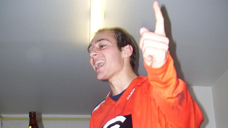 Stefan Ruhl im Jahr 2007 in der Kabine des ASV Rimpar. Der Verteidiger war damals auch der Vorsinger und trällerte gerne 'Gute Freunde kann niemand trennen'. Stefan Ruhl im Jahr 2007 in der Kabine des ASV Rimpar. Der Verteidiger war damals auch der Vorsinger und trällerte gerne 'Gute Freunde kann niemand trennen'.
