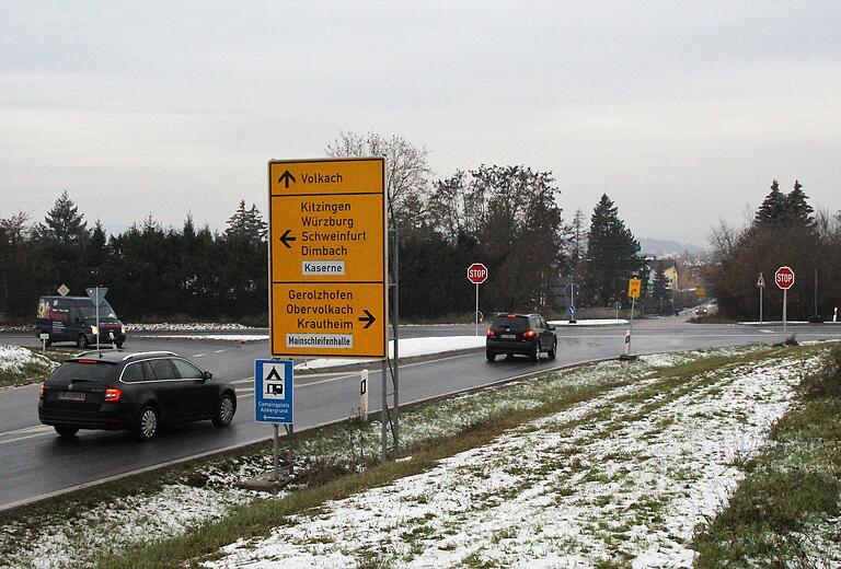 Seit Jahren ist die Kreuzung der Eichfelder Straße mit der Volkacher Ostumgehung ein Unfallschwerpunkt. Ein Kreisverkehr soll die Gefahrenstelle entschärfen.