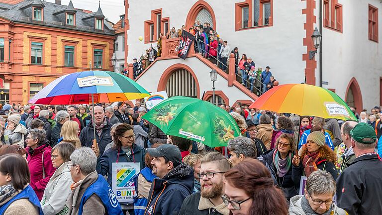 Zahlreiche Menschen besuchen am Samstag, 17. Februar, die Kundgebung 'MSP ist bunt' auf dem Marktplatz in Karlstadt. Zahlreiche Menschen besuchen am Samstag, 17. Februar, die Kundgebung 'MSP ist bunt' auf dem Marktplatz in Karlstadt.