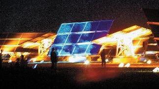 In die verschiedensten Farbtöne getaucht, - In die verschiedensten Farbtöne getaucht, erstrahlte der Solarpark Erlasee bei Arnstein in der Nacht beim
'Mover-Ballett' in einem ganz anderem Licht als tagsüber. In die verschiedensten Farbtöne getaucht, - In die verschiedensten Farbtöne getaucht, erstrahlte der Solarpark Erlasee bei Arnstein in der Nacht beim
'Mover-Ballett' in einem ganz anderem Licht als tagsüber.