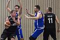 Keine Probleme hatten die Maintal Baskets (in blau von links Falko Brotzki und Tom Lohs) mit den Gästen vom TSV Ebermannstadt. Der Tabellenführer setzte sich deutlich mit 74:41 durch.
