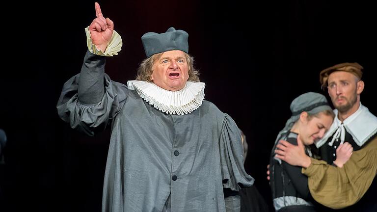Das Kleine Stadttheater Gerolzhofen (im Bild eine Szene aus dem Wandeltheater im Jahr 2017) plant ein neues Projekt, das in verschiedenen Gärten der Altstadt aufgeführt werden soll. Das Kleine Stadttheater Gerolzhofen (im Bild eine Szene aus dem Wandeltheater im Jahr 2017) plant ein neues Projekt, das in verschiedenen Gärten der Altstadt aufgeführt werden soll. 
