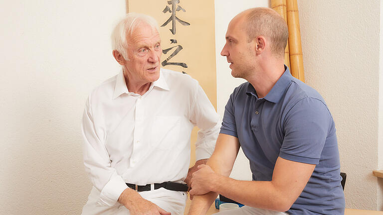 Chefarzt Dr. Christian Schmincke und Oberarzt Paul Schmincke im Gespräch über die Behandlungsstrategie für Long-Covid Patienten