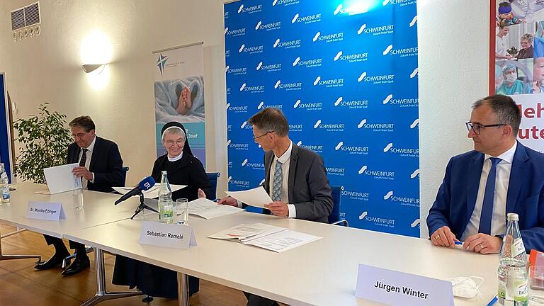 Beim Unterzeichnen der Absichtserklärung für den geplanten Krankenhaus-Verbund (v.l.) Norbert Jäger, Geschäftsführer des Krankenhauses St. Josef, Schwester Oberin Monika Edinger von der Kongregation der Schwestern des Erlösers, Schweinfurts Oberbürgermeister Sebastian Remelé sowie Leopoldina-Geschäftsführer Jürgen Winter. Beim Unterzeichnen der Absichtserklärung für den geplanten Krankenhaus-Verbund (v.l.) Norbert Jäger, Geschäftsführer des Krankenhauses St. Josef, Schwester Oberin Monika Edinger von der Kongregation der Schwestern des Erlösers, Schweinfurts Oberbürgermeister Sebastian Remelé sowie Leopoldina-Geschäftsführer Jürgen Winter.