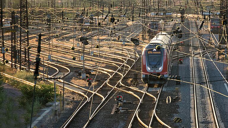 Ein Gewirr von Leitungen und Gleisen dominiert den Eisenbahnknotenpunkt Gemünden, aufgenommen von der Keßlerbrücke (Archivbild). Ein Gewirr von Leitungen und Gleisen dominiert den Eisenbahnknotenpunkt Gemünden, aufgenommen von der Keßlerbrücke (Archivbild).
