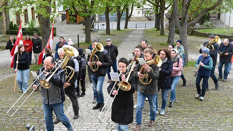 Anlässlich der Markusprozession ziehen die Musiker und Walleut aus Lülsfeld (links) und Schallfeld gemeinsam in das Frankenwinheimer Gotteshaus ein.