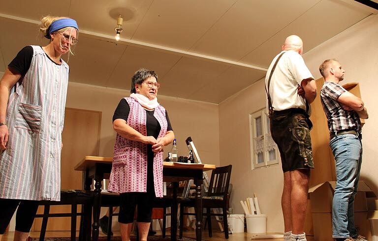 Ehekracht: Während Helga und Betty (Daniela Streit und Thea Triftshäuser) ihre Silberhochzeit groß feiern möchten, würden Emil und Oswald (Udo Diemer und Daniel Stapf) das ganze am liebsten vergessen. Ehekracht: Während Helga und Betty (Daniela Streit und Thea Triftshäuser) ihre Silberhochzeit groß feiern möchten, würden Emil und Oswald (Udo Diemer und Daniel Stapf) das ganze am liebsten vergessen.
