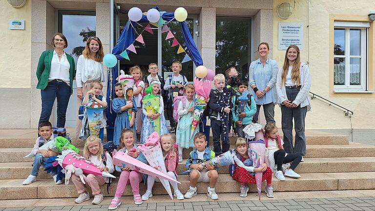 Große Begeisterung herrschte bei den Erstklässlern an der Leo-Weismantel-Schule in Gemünden am Tag der Einschulung. Zusammen mit Ulrike Moock-Engelhard, Hiltrud von Kannen (ständige Stellvertreterin der Schulleitung), Dinah Frielingsdorf und Newa Mahren (Klassenleiterinnen) stellten sie sich zum Gruppenfoto unter das symbolische Eingangstor.