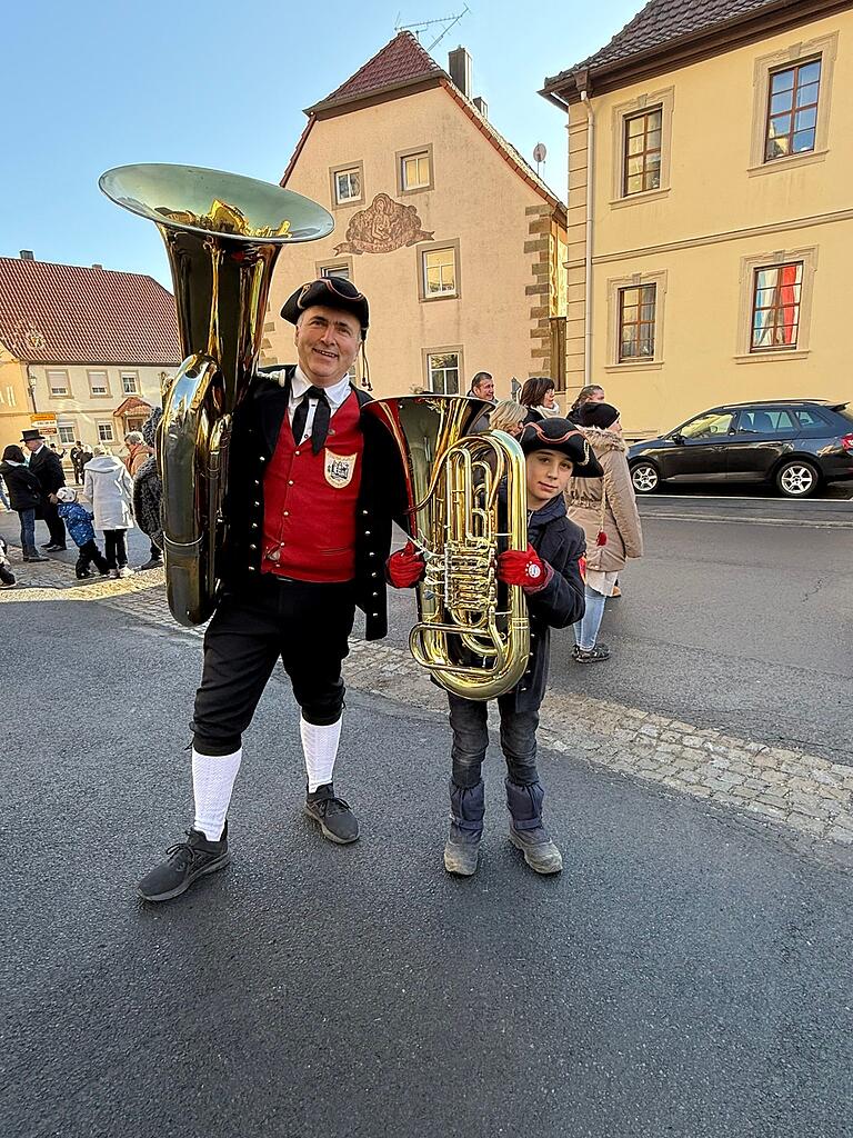Jüngster Teilnehmer war Paul Jehle, der wie sein großer Kollege Martin Dürrfuß die Tuba bläst. Jüngster Teilnehmer war Paul Jehle, der wie sein großer Kollege Martin Dürrfuß die Tuba bläst.