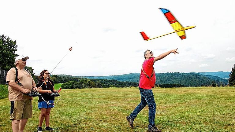 Den ehemaligen Privatflugplatz von Müller-Wipperfürth nutzen heute die Modellflieger.