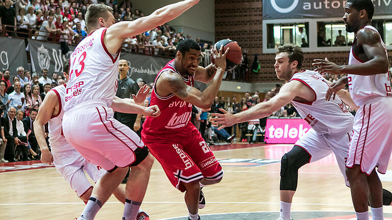 Viertelfilnale-Playoffs: s.Oliver Baskets - Brose Baskets       -  Viertelfilnale-Playoffs: s.Oliver Baskets - Brose Baskets