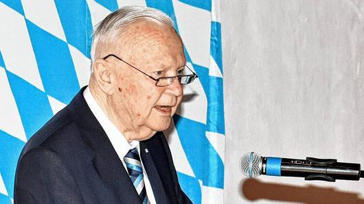 Ganz überwältigt zeigte sich Albert Meyer, dass so viele Gäste zum Empfang anlässlich seines 90. Geburtstags gekommen waren. Ganz überwältigt zeigte sich Albert Meyer, dass so viele Gäste zum Empfang anlässlich seines 90. Geburtstags gekommen waren.