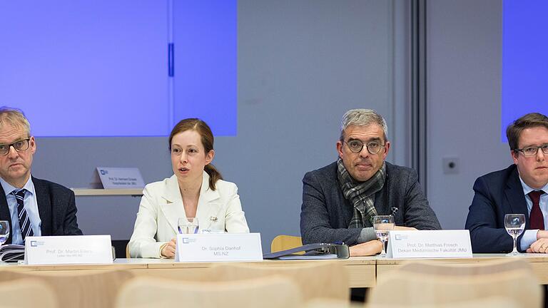 Eröffnung des Mildred-Scheel-Nachwuchszentrums für Krebsforschung an der Universität Würzburg am Mittwoch. Bei der Pressekonferenz von links Zentrumsleiter Prof. Martin Eilers, Forschungsgruppenleiterin Dr. Sophia Danhof, Dekan Prof. Matthias Frosch und Dr. Lars Jöckel, Bereichsleiter Förderung bei der Deutschen Krebshilfe). Eröffnung des Mildred-Scheel-Nachwuchszentrums für Krebsforschung an der Universität Würzburg am Mittwoch. Bei der Pressekonferenz von links Zentrumsleiter Prof. Martin Eilers, Forschungsgruppenleiterin Dr. Sophia Danhof, Dekan Prof. Matthias Frosch und Dr. Lars Jöckel, Bereichsleiter Förderung bei der Deutschen Krebshilfe).
