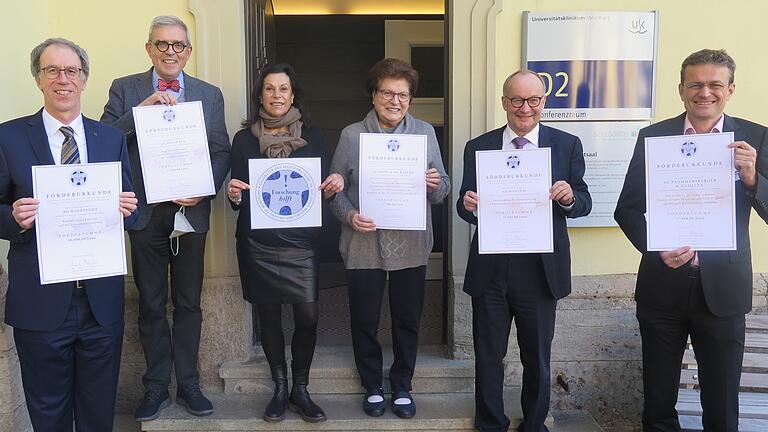 Sie bilden zusammen mit dem abwesenden Oliver Jörg den Stiftungsrat der Stiftung 'Forschung hilft': (von links) Prof. Dr. Paul Pauli, Prof. Dr. Matthias Frosch, Gabriele Nelkenstock, Barbara Stamm (Ehrenpräsidentin der Stiftung) und Prof. Dr. Hermann Einsele. Hinzu kommt Prof. Dr. Jens Maschmann, der Ärztliche Direktor des Uniklinikums Würzburg. Gemeinsam präsentieren sie die Förderurkunden für die jetzt unterstützten Krebsforschungsprojekte. Sie bilden zusammen mit dem abwesenden Oliver Jörg den Stiftungsrat der Stiftung 'Forschung hilft': (von links) Prof. Dr. Paul Pauli, Prof. Dr. Matthias Frosch, Gabriele Nelkenstock, Barbara Stamm (Ehrenpräsidentin der Stiftung) und Prof. Dr. Hermann Einsele. Hinzu kommt Prof. Dr. Jens Maschmann, der Ärztliche Direktor des Uniklinikums Würzburg. Gemeinsam präsentieren sie die Förderurkunden für die jetzt unterstützten Krebsforschungsprojekte.