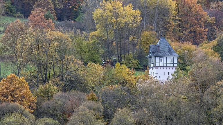 Die Route führt an einem ehemaligen Eisenbahn-Wasserturm vorbei, der 1908 im Stil eines mittelalterlichen Wehrturms errichtet wurde und heute unter Denkmalschutz steht.