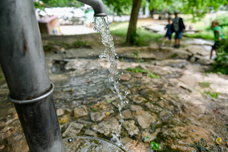 Der Aktivspielplatz Steinlein in Versbach gilt als einer der schönsten Wasserspielplätze.