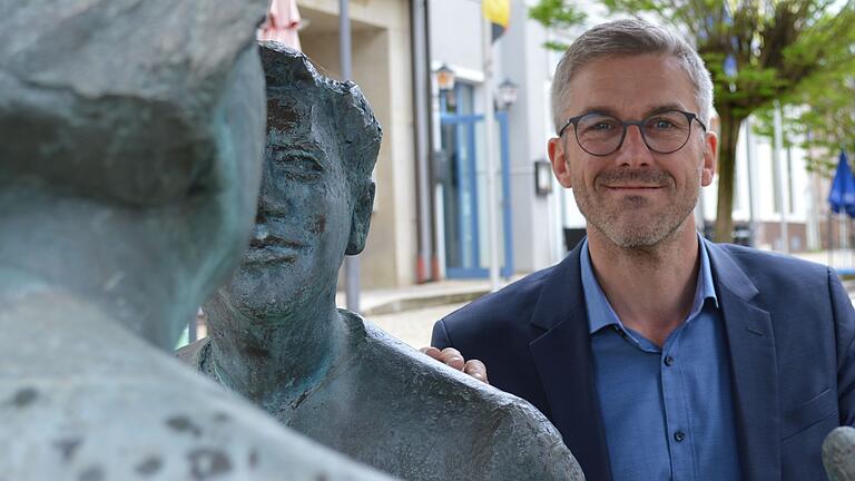 Der Stadtrat Bad Brückenau muss in seiner nächsten Sitzung zum Antrag von Bürgermeister Jochen Vogel (im Bild im Mai 2023 vor dem Rathaus) einen Beschluss fassen.