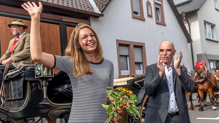 Wird die Deutsche Weinkönigin demnächst von Oberschwarzachs Bürgermeister Manfred Schötz mit der Kutsche abgeholt und in eine prächtige Suite im Julius-Echter-Schloss gebracht? Gut möglich, denn ihre Majestät Eva Brockmann hat in der Steigerwald-Gemeinde eine neue Heimat gefunden.