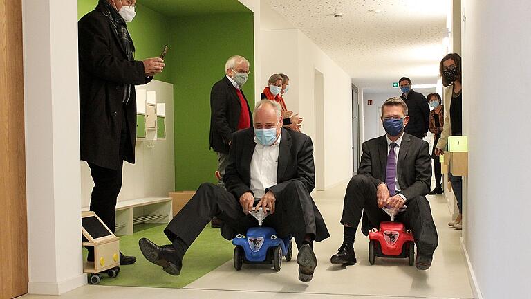 Bei der Eröffnung des integrativen Kindergartens der Lebenshilfe im November 2020 lieferten sich Oberbürgermeister Sebastian Remelé (rechts) und Martin Groove, Geschäftsführer der Lebenshilfe Schweinfurt, ein Bobby-Car-Rennen. Bei der Eröffnung des integrativen Kindergartens der Lebenshilfe im November 2020 lieferten sich Oberbürgermeister Sebastian Remelé (rechts) und Martin Groove, Geschäftsführer der Lebenshilfe Schweinfurt, ein Bobby-Car-Rennen.