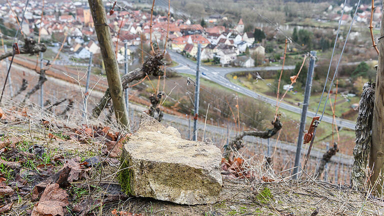 Große und kleine Steine rutschen zwischen Eibelstadt und Sommerhausen den Hang hinab und könnten auch auf die Bundestraße fallen.