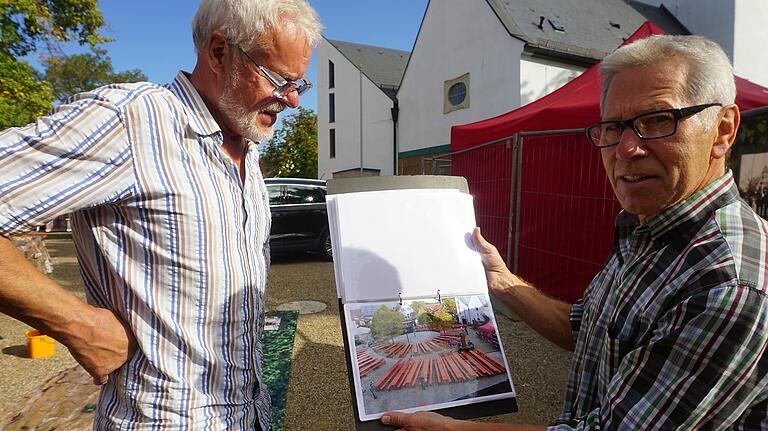 Alles ist dokumentiert: Fred Werner (rechts) und Klaus Tibulski zeigen das Ringbuch, in dem fotografisch die Aufbauarbeiten für die Kirchweih festgehalten sind.