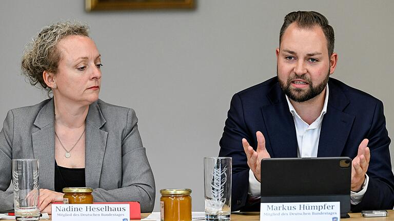 Sie nehmen die Vorschläge der Vereinigung Asketa mit in die Regierungsfraktion: die SPD-Bundestagsabgeordneten Nadine Heselhaus (Borken, links) und Markus Hümpfer (Schonungen).