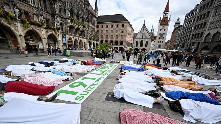 Aktion zum Welttag der Suizidprävention - München       -  Aktivisten erinnern in München an die 191 Menschen aus der Stadt, die durch Suizid ihr Leben verloren.