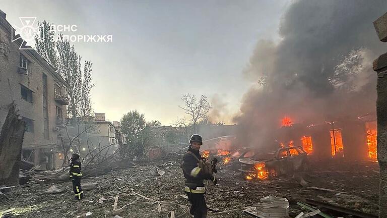 Ukraine-Krieg - Saporischschja       -  Der ukrainische Präsident Wolodymyr Selenskyj beklagt immer wieder Angriffe durch russische Gleitbomben. (Archivbild)