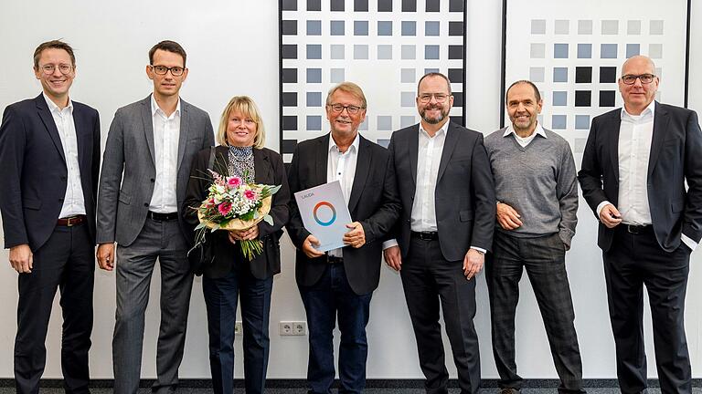 Rainer Deinert (Mitte) wurde vom Geschäftsführenden Gesellschafter Dr. Gunther Wobser (dritter von rechts) und den Geschäftsführern Dr. Mario Englert (links) und Dr. Marc Stricker (rechts) für 45 Jahre Betriebszugehörigkeit geehrt.