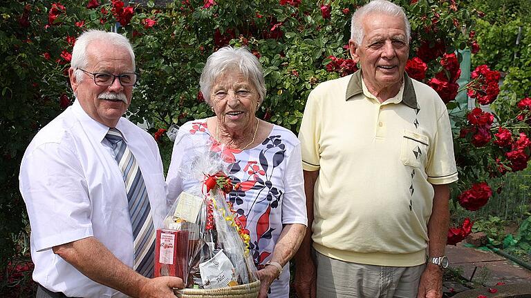 Wiedersehen und Glückwünsche: Zellingens Zweiter Bürgermeister Werner Küffner (links) gratulierte Helene und Edgar Backmund zur Diamantenen Hochzeit und traf dabei gleichzeitig seinen ehemaligen Lehrmeister wieder.