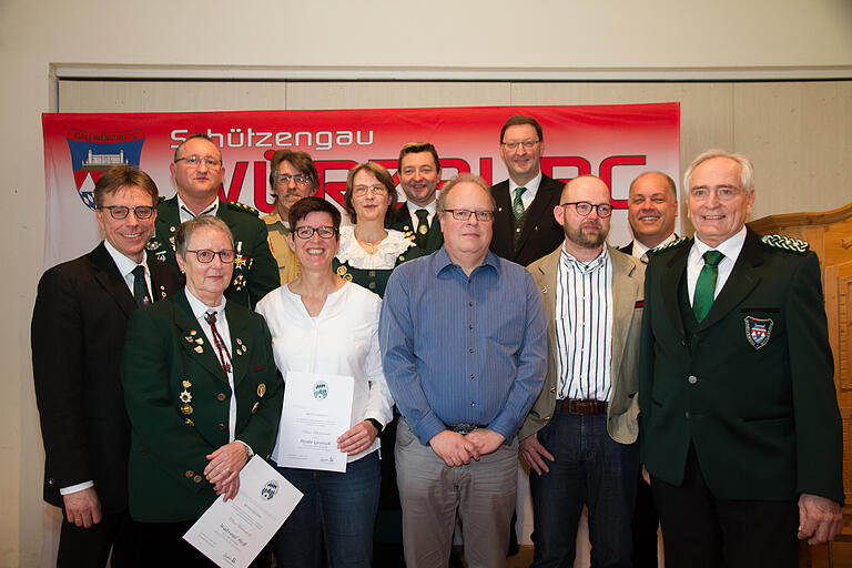 Bei der Jahreshauptversammlung der Schützenvereine im Schützengau Würzburg wurde Ehre zuteil, wem Ehre gebührt: v.l.: Mathias Dörrie (Bezirksschützenmeister), Waltraud Heiß (Estenfeld), Carsten Bauer (Schützenmeister Estenfeld), Thilo Böhm (stellv. Gaujugendleiter) Heike Gretsch (Schriftführerin Eibelstadt), Heike Dziura (HSG Würzburg), Peter Dziura (HSG Würzburg), Andreas Thumann (Sommerhausen), Christian Kühn (Landesschützenmeister), Stefan Furkel (Sommerhausen), Axel Höfler (Gauschützenmeister), Klaus Schöll (stellv. Gauschützenmeister) Bei der Jahreshauptversammlung der Schützenvereine im Schützengau Würzburg wurde Ehre zuteil, wem Ehre gebührt: v.l.: Mathias Dörrie (Bezirksschützenmeister), Waltraud Heiß (Estenfeld), Carsten Bauer (Schützenmeister Estenfeld), Thilo Böhm (stellv. Gaujugendleiter) Heike Gretsch (Schriftführerin Eibelstadt), Heike Dziura (HSG Würzburg), Peter Dziura (HSG Würzburg), Andreas Thumann (Sommerhausen), Christian Kühn (Landesschützenmeister), Stefan Furkel (Sommerhausen), Axel Höfler (Gauschützenmeister), Klaus Schöll (stellv. Gauschützenmeister)