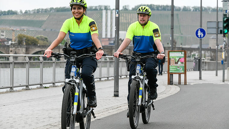 Polizeiobermeisterin Selina Laskowitz und Polizeioberkommissar Daniel Weber sind auf Pedelecs umgesattelt und fahren damit Streife in Würzburg