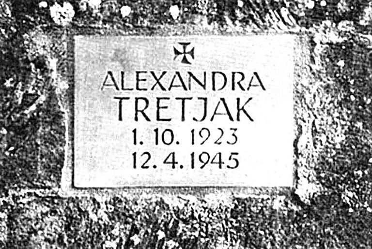 Noch immer gibt es sie, die Gedenktafel für die im April 1945 ums Leben gekommene Alexandra Tretjak.