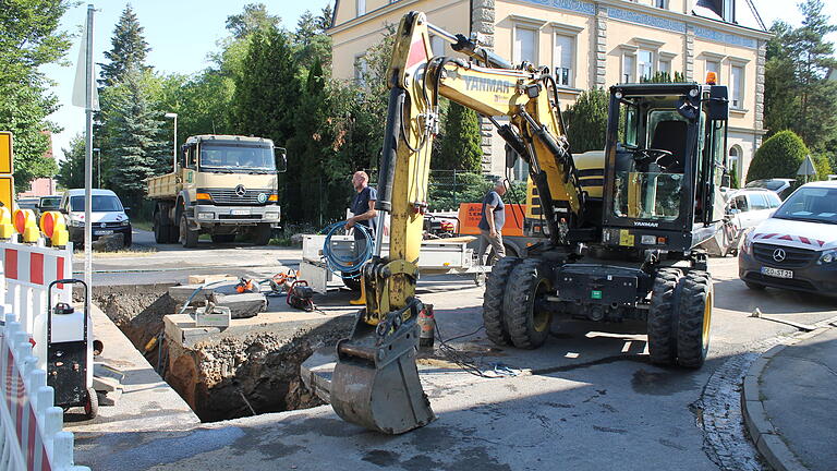 An der Kreuzung Bahnhofstraße/Kolpingstraße wurde bereits die Wasserleitung, die aus der Kolpingstraße kommt, freigelegt. Von hier wird dann die neue Leitung nach rechts in die Bahnhofstraße hinein verlegt.