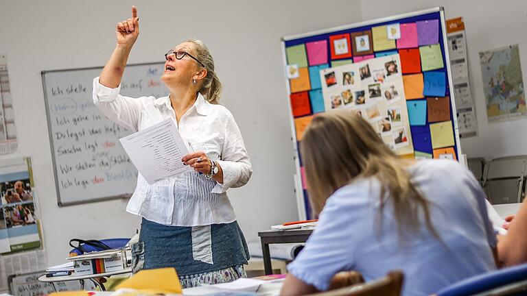 Sprachdozentin Monika Hoffmann unterrichtet ehrenamtlich Deutsch in Hofheim und gibt außerdem Integrationskurse für die Vhs. Sprachdozentin Monika Hoffmann unterrichtet ehrenamtlich Deutsch in Hofheim und gibt außerdem Integrationskurse für die Vhs.
