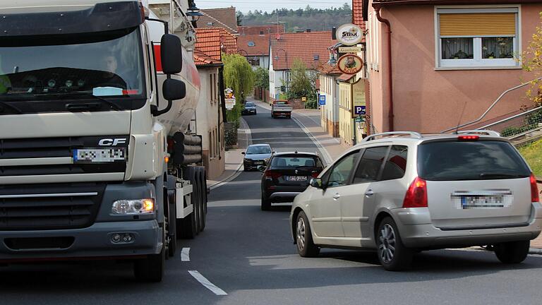 Die Ortsdurchfahrt in Wiesenfeld soll durch eine Umgehungsstraße entlastet werden. Die Ortsdurchfahrt in Wiesenfeld soll durch eine Umgehungsstraße entlastet werden. 