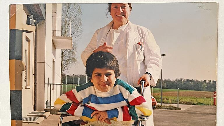 Fest in Erinnerung - und im Fotoalbum: Die Anästhesistin der Main-Klinik, Maria Bayer, habe ihn am Wochenende oft zu Ausflügen mitgenommen, erzählt Ghezaluddin Moradi. Fest in Erinnerung - und im Fotoalbum: Die Anästhesistin der Main-Klinik, Maria Bayer, habe ihn am Wochenende oft zu Ausflügen mitgenommen, erzählt Ghezaluddin Moradi. 