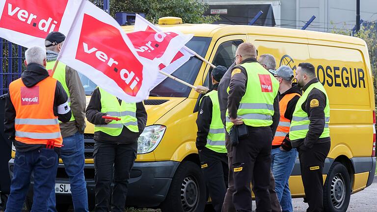 Ganztägiger Streik bei Geldtransporten       -  Teilnehmer eines Streiks stehen vor einer Niederlassung von Prosegur in Hamburg.