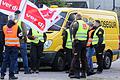 Ganztägiger Streik bei Geldtransporten       -  Teilnehmer eines Streiks stehen vor einer Niederlassung von Prosegur in Hamburg.