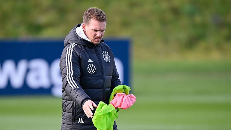 Fußball-Nationalmannschaft       -  Bundestrainer Nagelsmann sortiert die Leibchen für das Training.